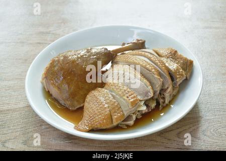 vinaigrette de viande de canard bouillie sauce soja noire hacher et mettre sur l'assiette Banque D'Images