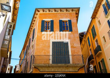 Maison avec grand balcon dans la vieille ville. Quartier résidentiel de Palma de Majorque Banque D'Images