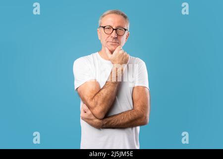Portrait d'un homme mûr pensif regardant l'appareil photo Banque D'Images