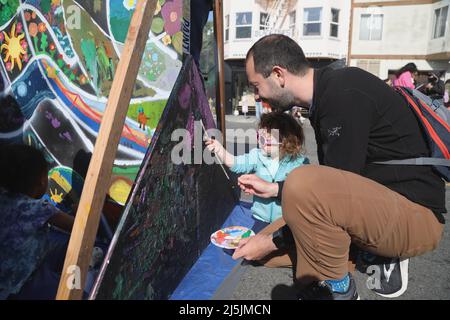 San Francisco, États-Unis. 23rd avril 2022. Une fille peint lors du Festival de la Terre de San Francisco, à San Francisco, aux États-Unis, le 23 avril 2022. Credit: Liu Yilin/Xinhua/Alay Live News Banque D'Images