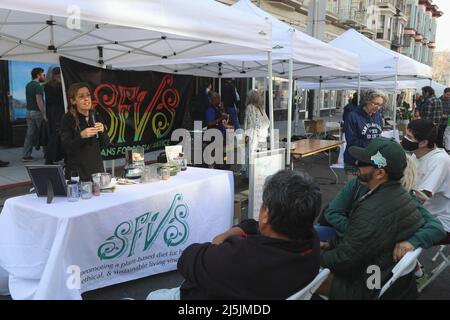 San Francisco, États-Unis. 23rd avril 2022. Un membre du personnel présente un régime à base de plantes lors du San Francisco Earth Day Festival à San Francisco, aux États-Unis, le 23 avril 2022. Credit: Liu Yilin/Xinhua/Alay Live News Banque D'Images