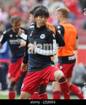 Cologne, Allemagne. 04th mars 2022. 1. Bundesliga 31. matchday, 1. FC Koeln - Arminia Bielefeld, Masaya Okugawa (Arminia) en cours de réchauffement. Crédit : Juergen Schwarz/Alay Live News Banque D'Images