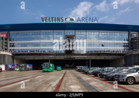 sports, football, 2. Bundesliga, 2021/2022, FC Schalke 04 contre SV Werder Bremen 1-4, voitures et teambus de Werder Bremen sur le parking 4 de la Veltins Arena Gelsenkirchen, LES RÈGLEMENTS DFL INTERDISENT TOUTE UTILISATION DE PHOTOGRAPHIES COMME SÉQUENCES D'IMAGES ET/OU QUASI-VIDÉO Banque D'Images