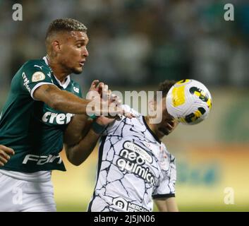 Sao Paulo, Brésil. 23rd avril 2022. Action pendant le match de football de Campeonato Brasileiro Serie A (ligue nationale brésilienne) entre Palmeiras et Corinthiens au stade Allianz Parque de Sao Paulo, au Brésil. Fernando Roberto/SPP crédit: SPP Sport presse photo. /Alamy Live News Banque D'Images