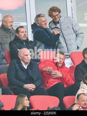 Uli HOENESS (ancien Président de la FCB ), Ehrenpräsident, Andreas JUNG, Directeur Marketing et membre du conseil d'administration de la FCB . Alexander (Sascha) ZVEREV, petite amie de GER Simone Thomalla, Bastian SCHWEINSTEIGER, Co-modérateur ARD , dans le match FC BAYERN MÜNCHEN - BORUSSIA DORTMUND 3-1 1.Ligue allemande de football le 23 avril 2022 à Munich, Allemagne. Saison 2021/2022, jour de match 31, 1.Bundesliga, München, 31.Spieltag. FCB, BVB © Peter Schatz / Alamy Live News - LE RÈGLEMENT DFL INTERDIT TOUTE UTILISATION DE PHOTOGRAPHIES comme SÉQUENCES D'IMAGES et/ou QUASI-VIDÉO - Banque D'Images