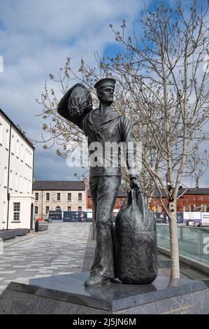 Derry, Royaume-Uni - 13 avril 2022 : la statue du Sailor international à Ebrington à Derry Banque D'Images