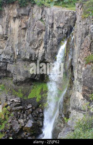 Svartifoss, cascade islandaise, également appelée cascade noire. Banque D'Images