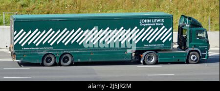 Vue latérale du grand magasin John Lewis long camion publicité marque logo sur la remorque de la chaîne d'approvisionnement de livraison de magasin conduite route d'autoroute du Royaume-Uni Banque D'Images