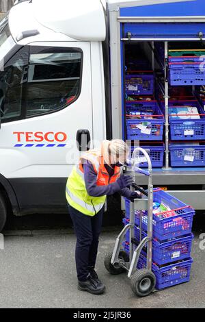 Femme Tesco Supermarket livraison de courses en ligne chauffeur de minibus personnel haute visibilité uniforme et masque de visage déchargement commande client à la maison Angleterre Royaume-Uni Banque D'Images