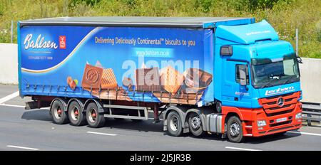 Vue latérale et avant Lenham transport business Mercedes camion publicité sur une remorque souple pour biscuits Bahsen conduite sur route britannique Banque D'Images