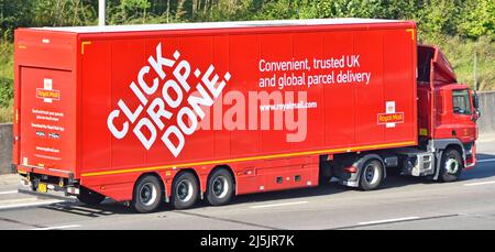 Vue latérale arrière de la remorque articulée Red Royal Mail Trury Truck avec texte publicitaire cliquez sur Drop Done pour le nouvel outil d'affranchissement de colis en ligne Angleterre Royaume-Uni Banque D'Images