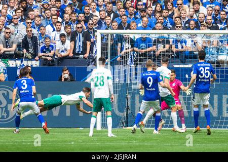 Gelsenkirchen, Veltins-Arena, 23.04.22: Niclas Füllkrug (Bremen) (L) köpft das 2:0 Tor im Spiel der 2.Bundesliga FC Schalke 04 vs. SV Werder Bremen. Banque D'Images