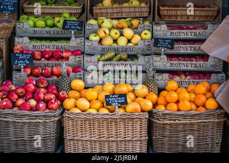 24 avril 2022. Fruits frais exposés dans l'épicerie de Wimbledon, Londres, Royaume-Uni Banque D'Images