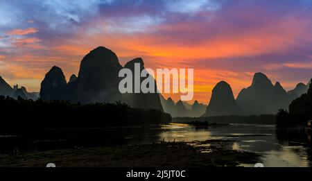 Belle montagne et rivière avec paysage de nature nuageuse à Guilin au coucher du soleil, Chine. Guilin est une station touristique de renommée mondiale. Voici les plus largement Banque D'Images