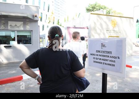 Bangkok, Thaïlande. 24th avril 2022. L'atmosphère en face de l'Ambassade de France, les Français vivant en Thaïlande votent au deuxième tour des élections présidentielles entre Emmanuel Macron du parti modéré la République en Marche (LREM) et Marine le Pen du parti d'extrême-droite rassemblement National (RN), Le candidat à la présidence française. Dans le cadre de mesures de sécurité strictes, y compris des mesures préventives contre la COVID-19. (Photo de Teera Noisakran/Pacific Press) Credit: Pacific Press Media production Corp./Alay Live News Banque D'Images