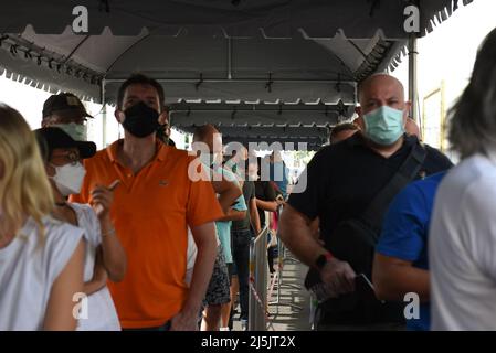 Bangkok, Thaïlande. 24th avril 2022. L'atmosphère en face de l'Ambassade de France, les Français vivant en Thaïlande votent au deuxième tour des élections présidentielles entre Emmanuel Macron du parti modéré la République en Marche (LREM) et Marine le Pen du parti d'extrême-droite rassemblement National (RN), Le candidat à la présidence française. Dans le cadre de mesures de sécurité strictes, y compris des mesures préventives contre la COVID-19. (Photo de Teera Noisakran/Pacific Press) Credit: Pacific Press Media production Corp./Alay Live News Banque D'Images