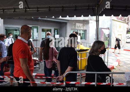 Bangkok, Thaïlande. 24th avril 2022. L'atmosphère en face de l'Ambassade de France, les Français vivant en Thaïlande votent au deuxième tour des élections présidentielles entre Emmanuel Macron du parti modéré la République en Marche (LREM) et Marine le Pen du parti d'extrême-droite rassemblement National (RN), Le candidat à la présidence française. Dans le cadre de mesures de sécurité strictes, y compris des mesures préventives contre la COVID-19. (Photo de Teera Noisakran/Pacific Press) Credit: Pacific Press Media production Corp./Alay Live News Banque D'Images