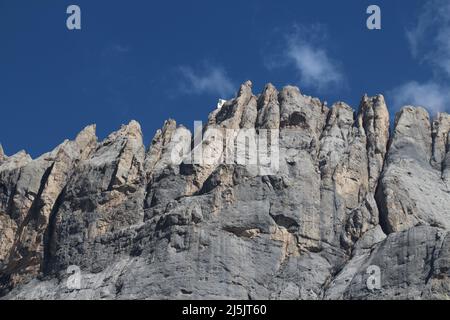 La vue de la paroi sud de Marmolada avec le pic d'Ombretta avec ciel bleu sur fond, Alpes italiennes. Banque D'Images