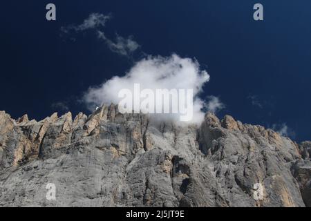 La vue de la paroi sud de Marmolada avec le pic d'Ombretta avec ciel bleu sur fond, Alpes italiennes. Banque D'Images