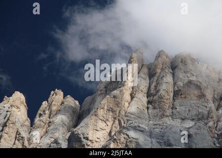 La vue de la paroi sud de Marmolada avec le pic d'Ombretta avec ciel bleu sur fond, Alpes italiennes. Banque D'Images