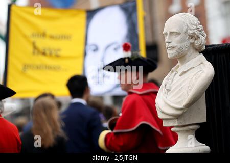 (220424) -- STRATFORD-UPON-AVON, le 24 avril 2022 (Xinhua) -- les gens assistent à une parade à l'occasion de l'anniversaire de 458th de William Shakespeare à Stratford-upon-Avon, en Grande-Bretagne, le 23 avril 2022. Plus de 1 000 personnes se sont rassemblées à Stratford-upon-Avon, la ville natale de William Shakespeare, pour célébrer samedi l'anniversaire du dramaturge britannique en 458th. (Xinhua/Li Ying) Banque D'Images