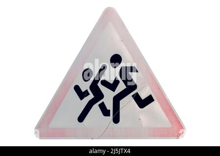 Triangle rayé bordure rouge vieux panneau de route taché par le temps 'enfants' isolé sur blanc. Banque D'Images