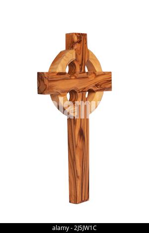 Crucifix en bois isolé sur fond blanc Banque D'Images