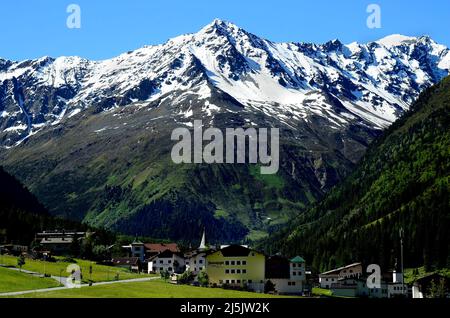 Plangeross, Autriche - 23 juin 2016 : tout petit village de Pitztal aux cimes enneigées des alpes tyroliennes en arrière-plan, zone privilégiée pour le ski et la randonnée Banque D'Images