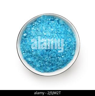 Vue de dessus du bain aromatique bleu sel de mer dans une tasse en céramique isolée sur blanc Banque D'Images