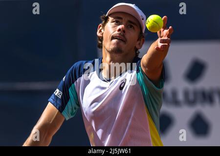 Barcelone, Espagne. 24th avril 2022. Barcelone, . 24 avril 2022 : ALEX DE MINAUR (AUS) exerce ses fonctions contre Carlos Alcaraz (ESP) au 5 e jour du 'Barcelona Open Banc Sabadell' 2022. Credit: Matthias Oesterle/Alamy Live News Banque D'Images