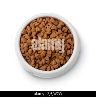 Vue de dessus de nourriture sèche pour animaux dans un bol en plastique isolé sur blanc Banque D'Images