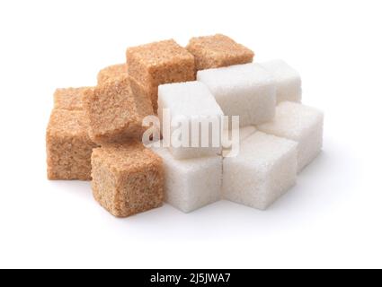 Tas de cubes de sucre blanc et brun isolés sur le blanc Banque D'Images