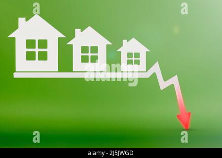 Valeur immobilière en 2022. Vente et effondrement de la valeur de l'immobilier. Inflation et hausse des prix. Modèle de maison sur fond vert. Chiffres 2022 Banque D'Images