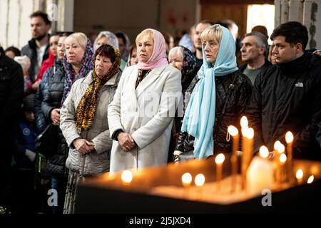 Milmersdorf, Allemagne. 24th avril 2022. Les fidèles célèbrent les Pâques orthodoxes avec les Ukrainiens réfugiés au monastère russe orthodoxe de Saint-Georges. 21 réfugiés de la guerre en Ukraine ont maintenant trouvé une résidence temporaire au monastère Saint-Georges de l'église orthodoxe russe dans la région d'Uckermark, dans le Brandebourg. Credit: Fabian Sommer/dpa/Alay Live News Banque D'Images