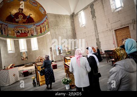 Milmersdorf, Allemagne. 24th avril 2022. Les fidèles célèbrent les Pâques orthodoxes avec les Ukrainiens réfugiés au monastère russe orthodoxe de Saint-Georges. 21 réfugiés de la guerre en Ukraine ont maintenant trouvé une résidence temporaire au monastère Saint-Georges de l'église orthodoxe russe dans la région d'Uckermark, dans le Brandebourg. Credit: Fabian Sommer/dpa/Alay Live News Banque D'Images