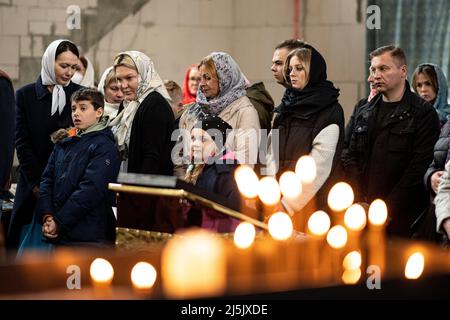 Milmersdorf, Allemagne. 24th avril 2022. Les fidèles célèbrent les Pâques orthodoxes avec les Ukrainiens réfugiés au monastère russe orthodoxe de Saint-Georges. 21 réfugiés de la guerre en Ukraine ont maintenant trouvé une résidence temporaire au monastère Saint-Georges de l'église orthodoxe russe dans la région d'Uckermark, dans le Brandebourg. Credit: Fabian Sommer/dpa/Alay Live News Banque D'Images