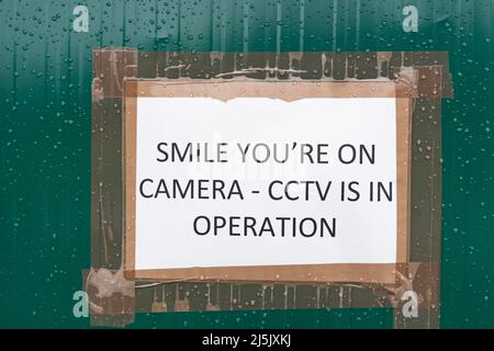 Souriez que vous êtes sur le panneau de CCTV avertissant le public qu'ils sont regardés et enregistrés. Arrêter la criminalité, comportement anti social, concept de sécurité Banque D'Images