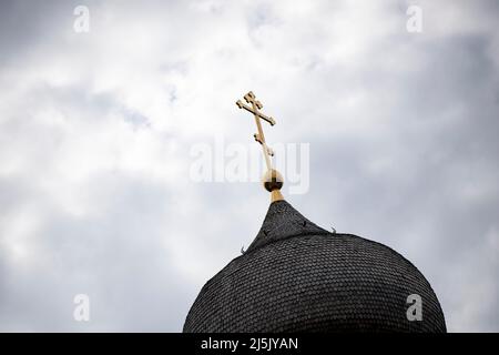 Milmersdorf, Allemagne. 24th avril 2022. Vue sur le dôme du monastère russe orthodoxe de Saint-Georges, pris pendant les célébrations de Pâques orthodoxes. Vingt et un réfugiés de la guerre en Ukraine ont maintenant trouvé une résidence temporaire au monastère Saint-Georges de l'Église orthodoxe russe dans la région d'Uckermark, dans le Brandebourg. Credit: Fabian Sommer/dpa/Alay Live News Banque D'Images