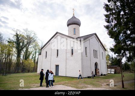 Milmersdorf, Allemagne. 24th avril 2022. Le monastère orthodoxe russe de Saint-Georges, photographié pendant les célébrations de Pâques orthodoxes. 21 réfugiés de la guerre en Ukraine ont maintenant trouvé une résidence temporaire au monastère Saint-Georges de l'église orthodoxe russe dans la région d'Uckermark, dans le Brandebourg. Credit: Fabian Sommer/dpa/Alay Live News Banque D'Images