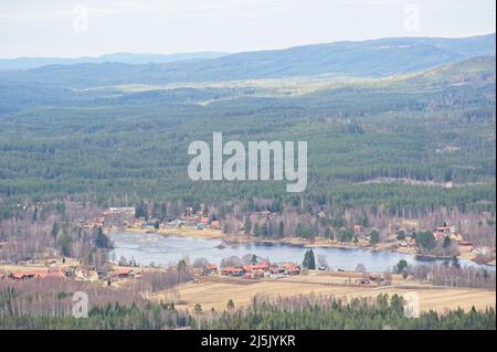 Le petit village de Björbo niché entre collines et forêts. Banque D'Images