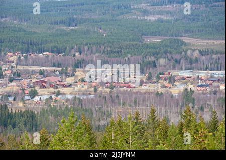 Le petit village de Björbo niché entre collines et forêts. Banque D'Images