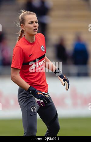 Francfort-sur-le-main, Allemagne. 24th avril 2022. Merle Frohms (1 Francfort) pendant l'échauffement avant le jeu FLYERALARM Frauen-Bundesliga entre Eintracht Frankfurt et Bayer 04 Leverkusen au Stadion am Brentanobad à Francfort-sur-le-main, Allemagne Dan O' Connor/SPP crédit: SPP Sport Press photo. /Alamy Live News Banque D'Images