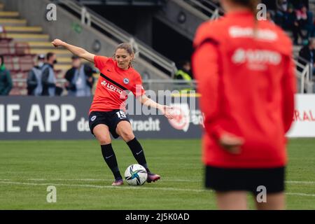 Francfort-sur-le-main, Allemagne. 24th avril 2022. Sandrine Mauron (15 Francfort) pendant l'échauffement avant le jeu FLYERALARM Frauen-Bundesliga entre Eintracht Frankfurt et Bayer 04 Leverkusen au Stadion am Brentanobad à Francfort-sur-le-main, Allemagne Dan O' Connor/SPP crédit: SPP Sport Press photo. /Alamy Live News Banque D'Images