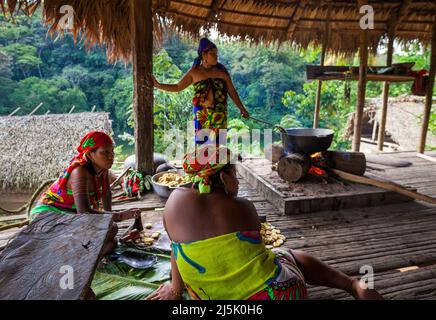 Embera puru la femme indienne prépare et friture des plantains dans le village d'Embera puru, République du Panama, Amérique centrale. Banque D'Images