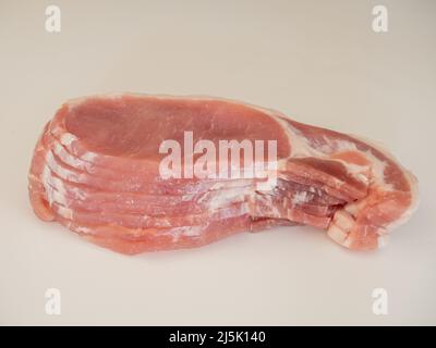 tranches de bacon de dos de porc du ventre isolées sur fond blanc Banque D'Images