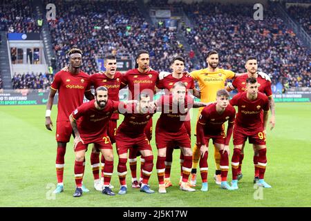 Les joueurs de l'équipe AS Roma posent pour une photo d'équipe avant la série Un match entre le FC Internazionale et AS Roma au Stadio Giuseppe Meazza le 23 avril 2022 à Milan, Italie. Banque D'Images