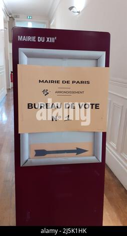 Le bureau de vote numéro un dans le 13th arrondissement de Paris au deuxième tour de l'élection présidentielle, Paris, France, le dimanche 24 avril, 2022. (CTK photo/Linda Salajkova) Banque D'Images