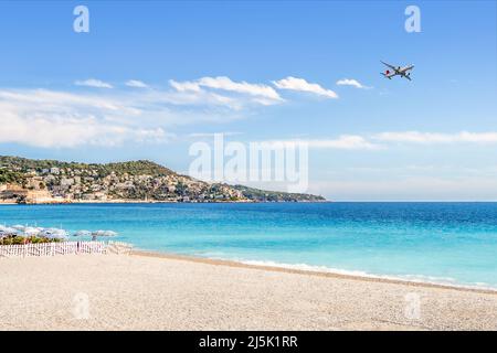 Plage et avion. Vol vers destination de vacances en bord de mer. Paysage de vacances. Compagnie aérienne pour le paradis de l'été. Avion sur ciel bleu. Banque D'Images