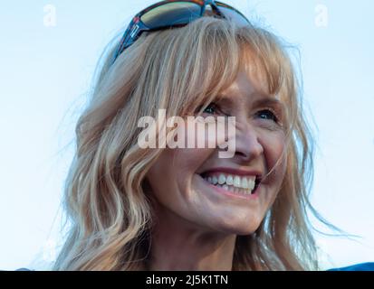 Glasgow, Écosse, Royaume-Uni. 24th avril 2022. Jackie Bird in Glasgow Green au début de Kiltwalk Glasgow 2022, un événement caritatif soutenu par la Hunter Foundation où les marcheurs ont trois distances au choix, une Mighty Stride (23 miles), une grande promenade (14 miles) ou la Wee Wander (6 miles). Credit: SKULLY/Alay Live News Banque D'Images