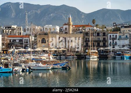 Stadtansicht und Hafen von Kyrenia oder Girne, Türkische Republik Nordzypern, Europa | Kyrenia Cityscape and Harbour, Kyrenia or Girne, Turkish Re Banque D'Images